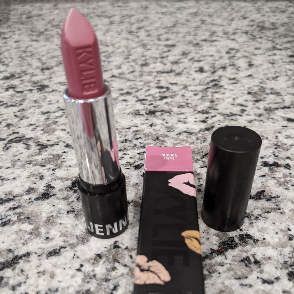 Passion Crème Lipstick. Kylie Cosmetics